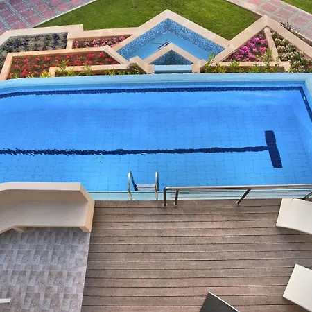 Geraeumiges In Mithimna Mit Eigenem Pool