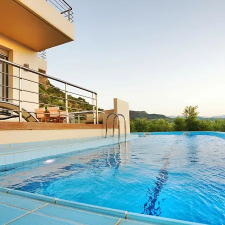 Geraeumiges In Mithimna Mit Eigenem Pool *